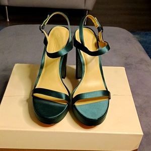 Vince Camuto 8.5M Mika Forest Satin Lux NWOT